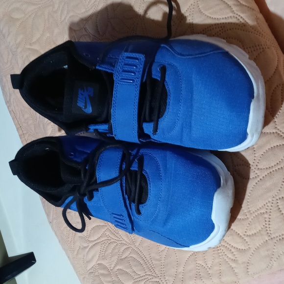 Nike's - Picture 2 of 6